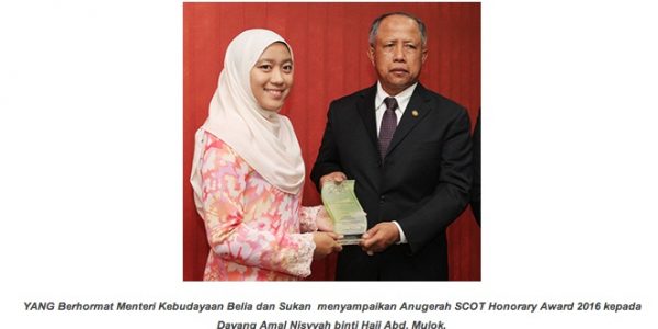 Amal Nissyah menerima Anugerah Kehormat SCOT