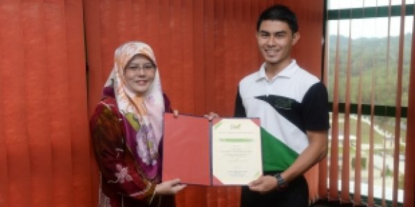 Muhammad Fadzil Afifi menerima Anugerah Kehormat SCOT